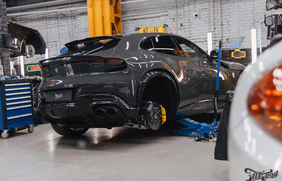 Фирменный шиномонтаж на стендах Hunter для Ferrari Purosangue